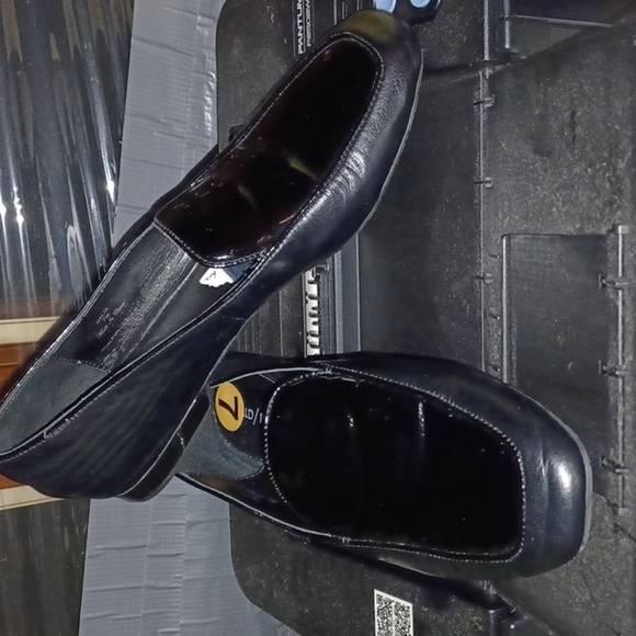 Donald J. Pliner Halia Black Patent Leather Flats. 7 - Picture 2 of 6